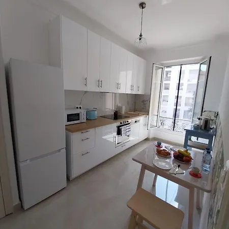 Spacious With Balcony - Center