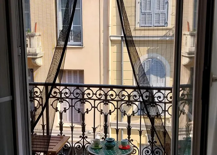 Spacious With Balcony - Center شقة *